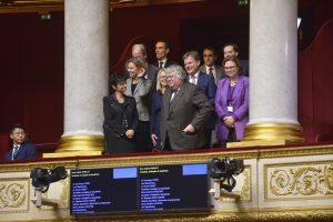 Het Franse parlement schenkt Castéra bij de lunch aan Nederlandse gasten; daarna een debat volgen is niet al te gemakkelijk.